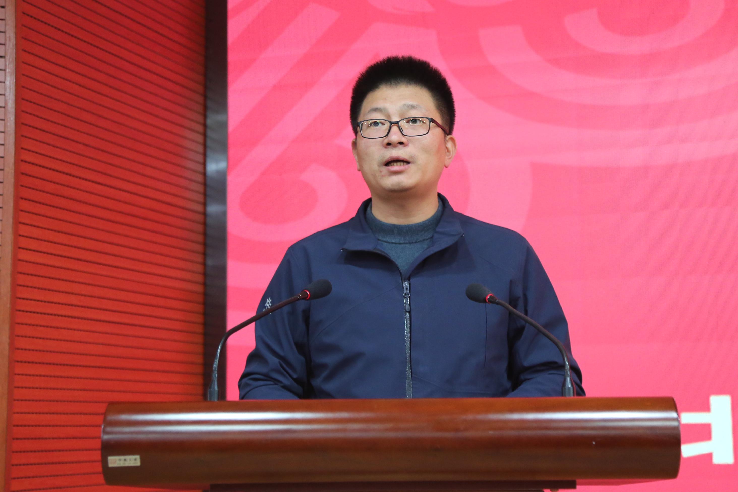 张华海动物医性吧
党委副书记主持颁奖仪式.JPG