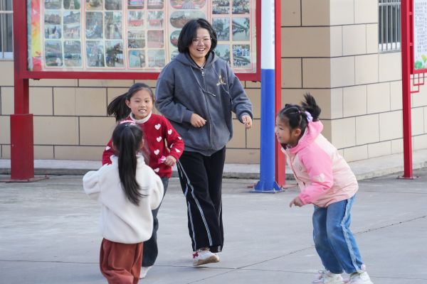 图一 志愿者陪小朋友玩游戏.jpg