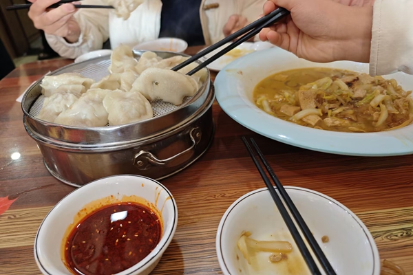 图三 同学们品尝美味饺子_20260303215509.jpg