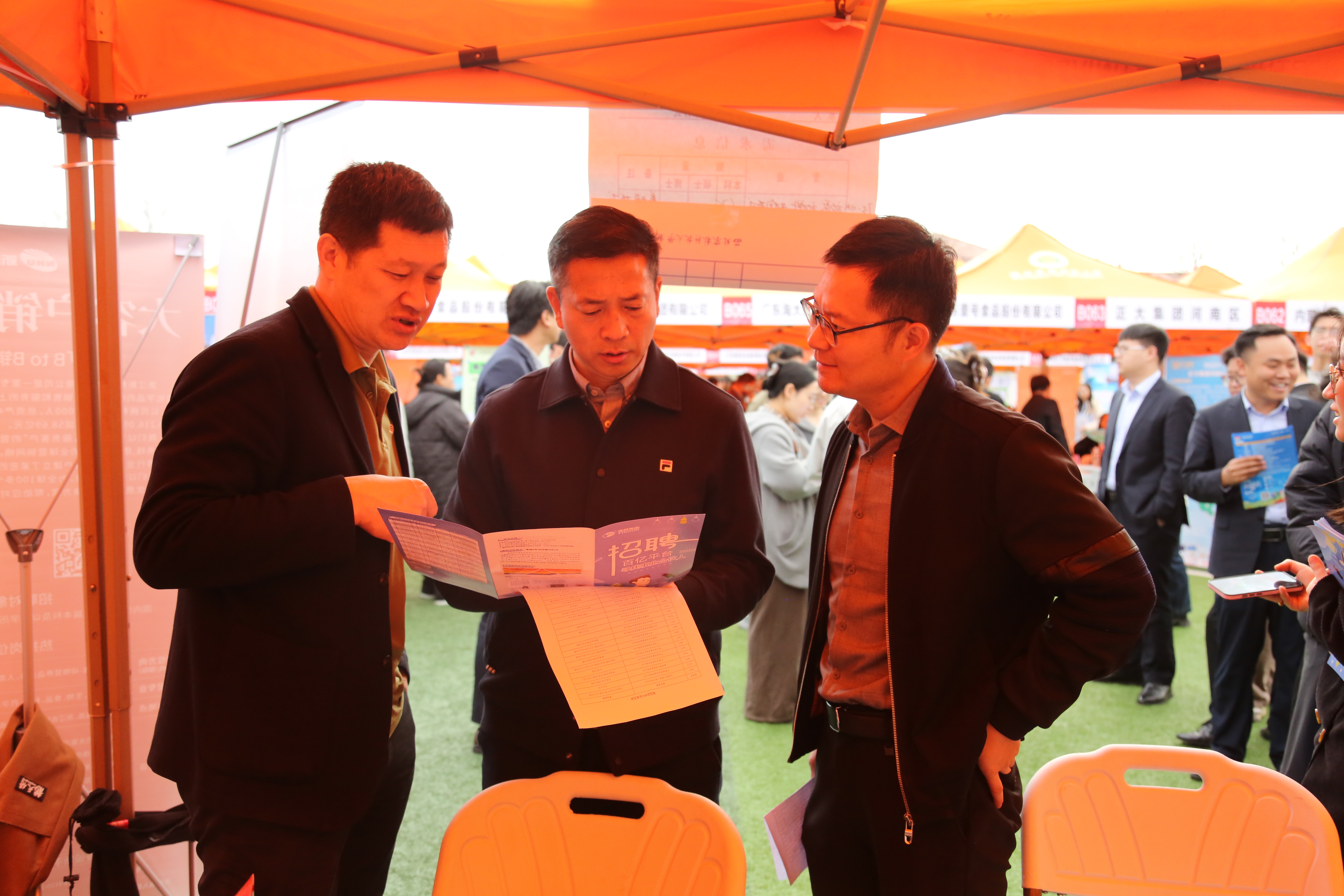 2.性吧
党委书记张朝阳一行与用人单位交流.JPG