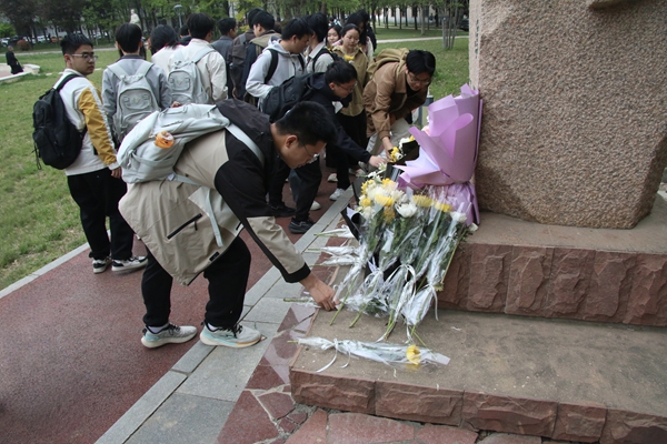 图二 同学手持鲜花,缓步上前向英烈雕像敬献鲜花.jpg