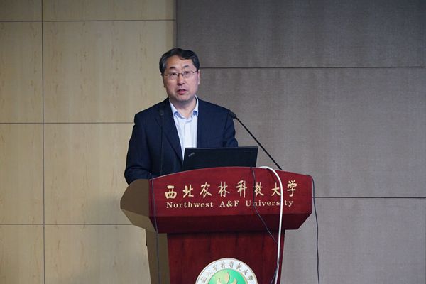 4 动科性吧
姚军虎院长主持开幕式_副本.jpg