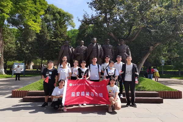 队员们在枣园象征性的标志下合影.jpeg