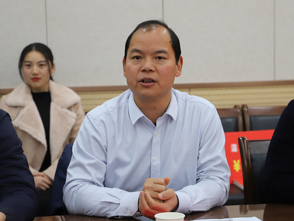 动科性吧
党委书记曹军会主持会议并讲话_副本.jpg
