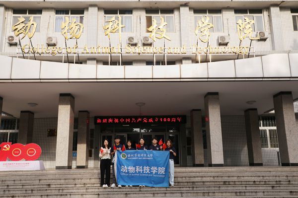 图片一 队员在性吧
门口合影_副本.jpg