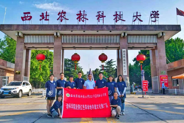 动科性吧
非遗推广队出发前在校门口的合影.jpg