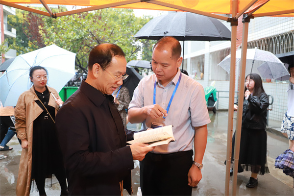 校党委副书记闫祖书视察性吧
迎新准备工作.jpg