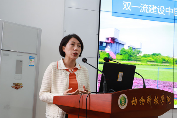国际性吧
副院长王玉环作报告.jpg