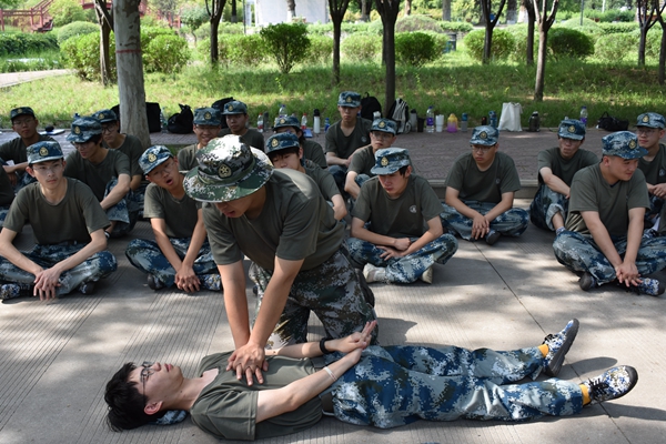 370d568cd88b4740bbd9f242d8b60765.jpg 教官现场演示心肺复苏.JPG