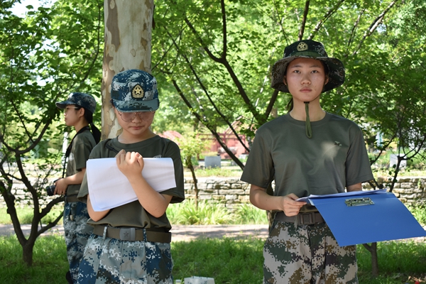 59e34ab6775b4fe4b5488b541b24a5c1.jpg 10连连长和副连长进行点名.JPG