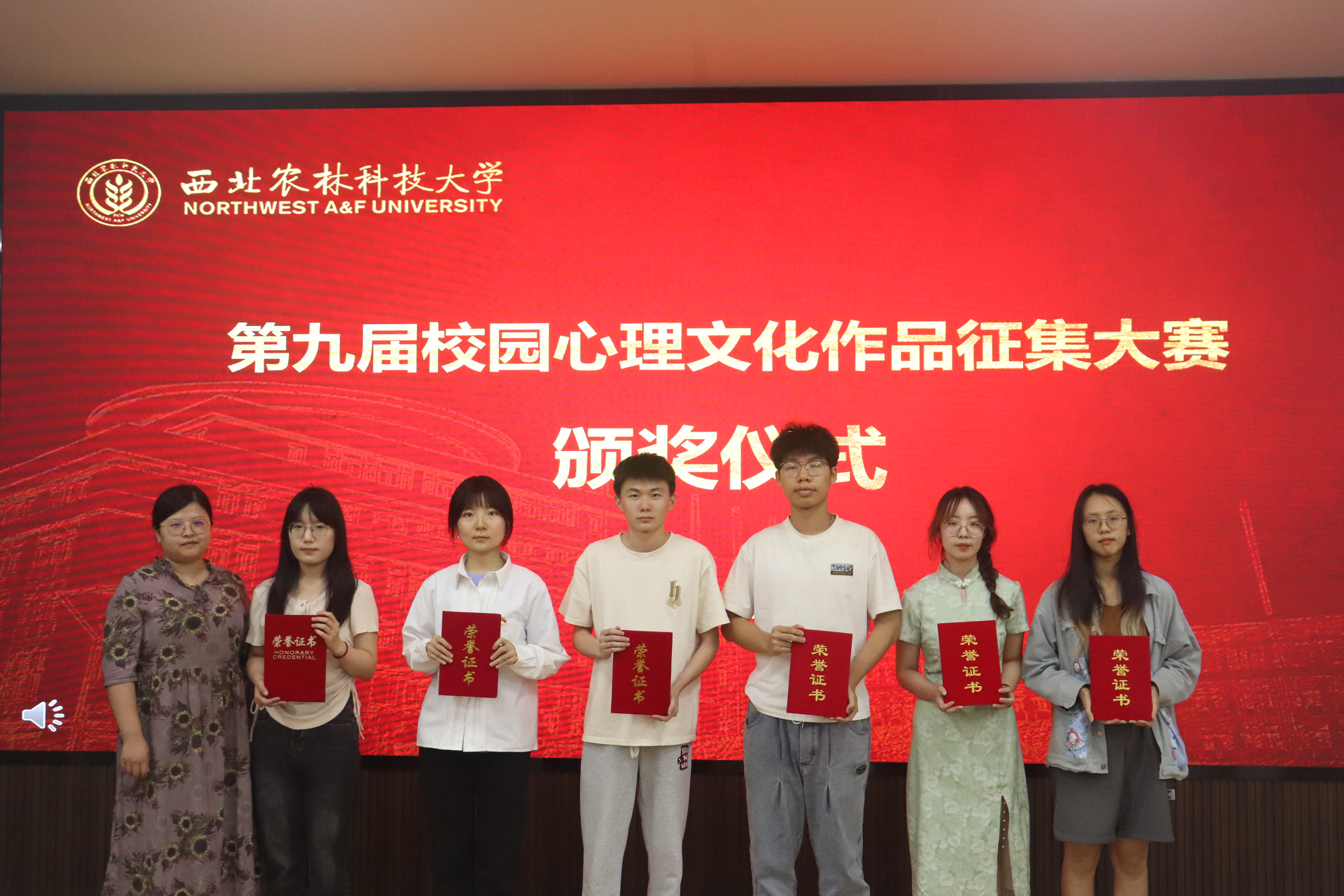 葡萄酒性吧
王雅楠为荣获二等奖学生颁奖.JPG
