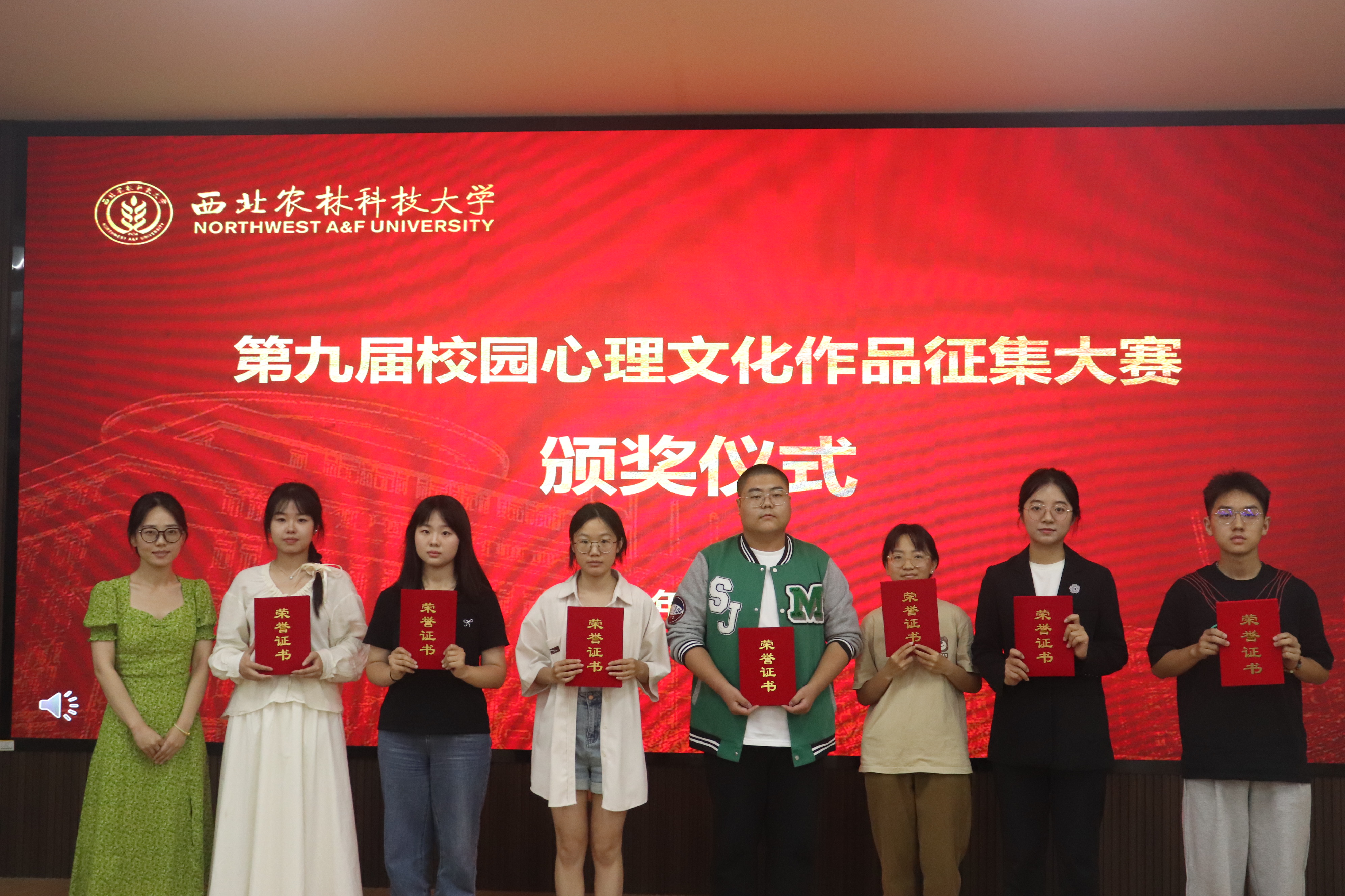 动科性吧
辅导员师筝为荣获三等奖学生颁奖.JPG