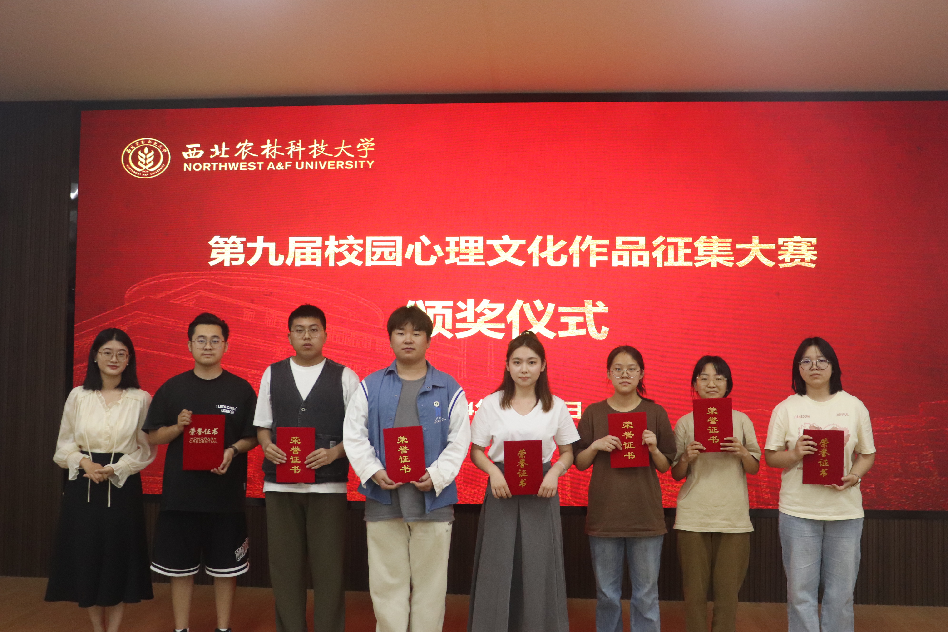 化药性吧
李冬春为荣获优秀奖学生颁奖.JPG